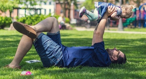 cesped con cortacesped y familia disfrutandolo