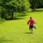 niño corriendocsobre un cesped bien segado